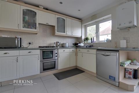 4 bedroom terraced house to rent, Southall, UB1