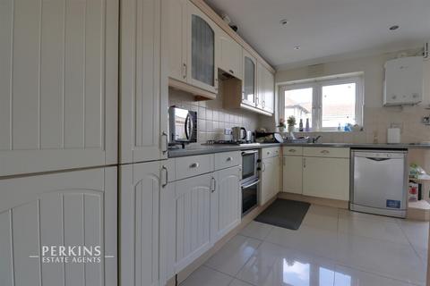 4 bedroom terraced house to rent, Southall, UB1