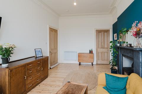 3 bedroom flat for sale, 66/2 Willowbrae Road, Willowbrae, Edinburgh, EH8 7HA
