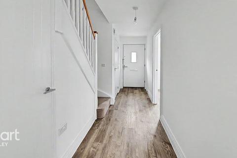 3 bedroom semi-detached house for sale, Molyneaux Avenue, Bovingdon Village
