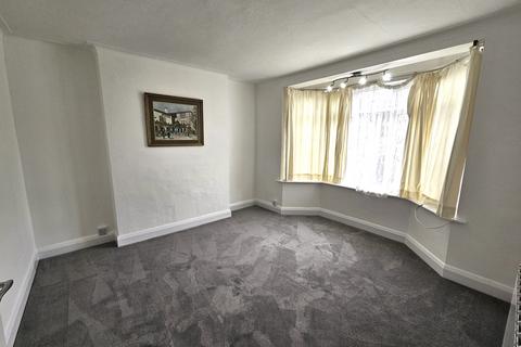 2 bedroom ground floor flat to rent, BROOK AVENUE