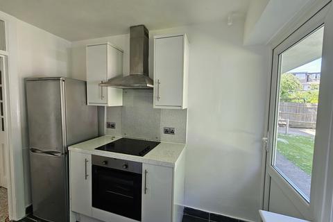 2 bedroom ground floor flat to rent, BROOK AVENUE