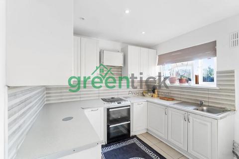 3 bedroom flat to rent, Collier Row Road, Romford