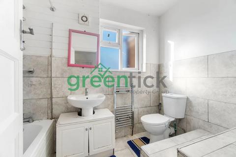 3 bedroom flat to rent, Collier Row Road, Romford
