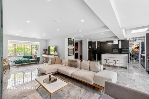 4 bedroom detached house for sale, Auriol Park Road, Worcester Park
