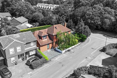 4 bedroom detached house for sale, Auriol Park Road, Worcester Park