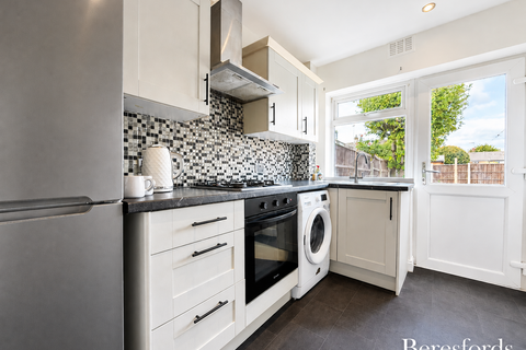 3 bedroom terraced house to rent, Cotswold Gardens, Hutton, CM13