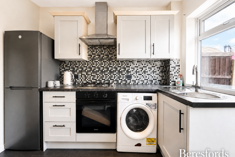 3 bedroom terraced house to rent, Cotswold Gardens, Hutton, CM13