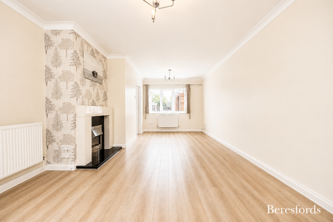 3 bedroom terraced house to rent, Cotswold Gardens, Hutton, CM13