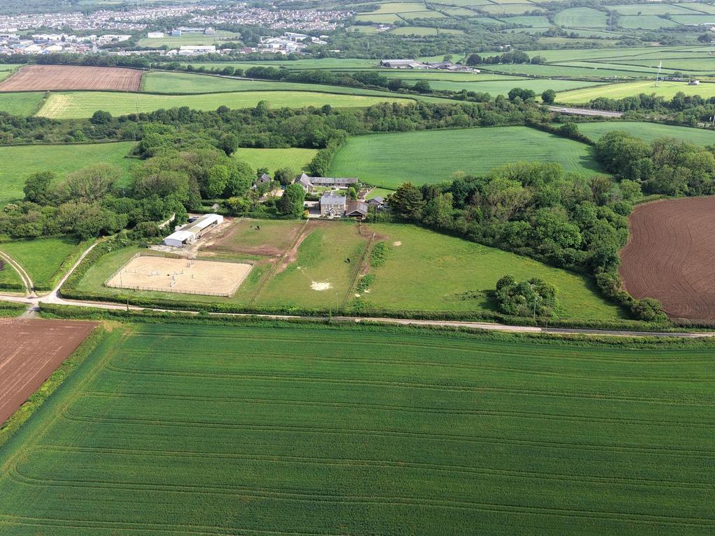 Immaculately presented 7 acre equestrian smallholding