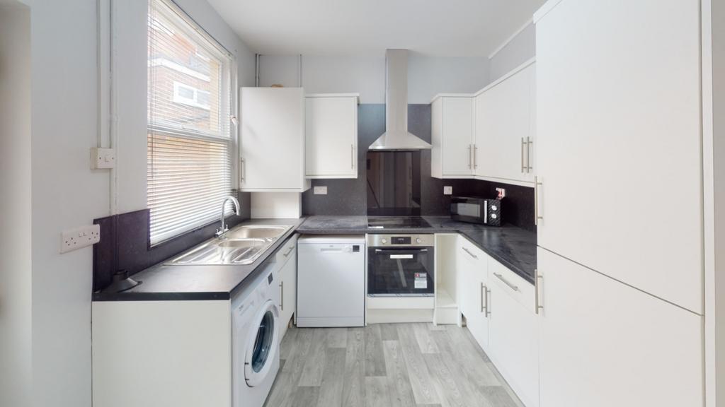 4 bedroom end of terrace house to rent