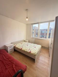 1 bedroom in a flat share to rent, Poplar High Street, London E14