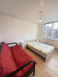 1 bedroom in a flat share to rent, Poplar High Street, London E14
