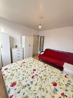 1 bedroom in a flat share to rent, Poplar High Street, London E14