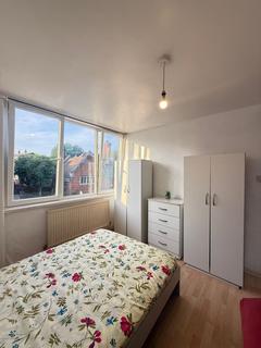 1 bedroom in a flat share to rent, Poplar High Street, London E14