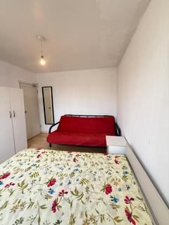 1 bedroom in a flat share to rent, Poplar High Street, London E14