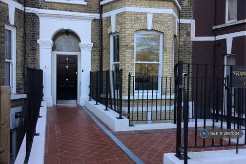 2 bedroom flat to rent, Farquhar Rd, London, SE19