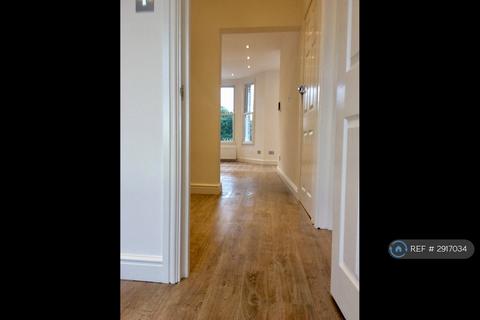 2 bedroom flat to rent, Farquhar Rd, London, SE19