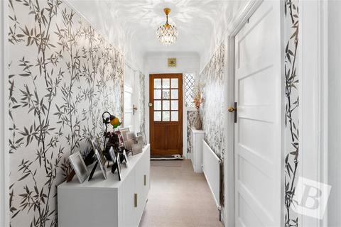 3 bedroom bungalow for sale, Greenbanks, Upminster, RM14