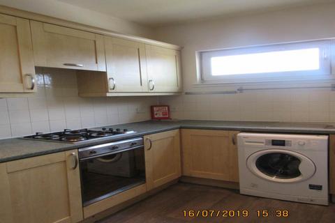 3 bedroom flat to rent, 10 Daniel Terrace, ,