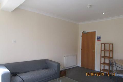 3 bedroom flat to rent, 10 Daniel Terrace, ,