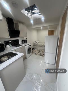 Studio to rent, Crosthwaite Way, Slough, SL1