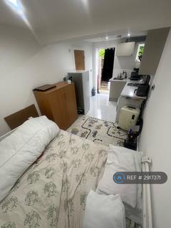 Studio to rent, Crosthwaite Way, Slough, SL1