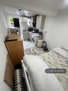 Studio to rent, Crosthwaite Way, Slough, SL1