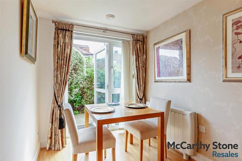 2 bedroom apartment for sale, White Hart Lane, Romford, RM7 8LZ