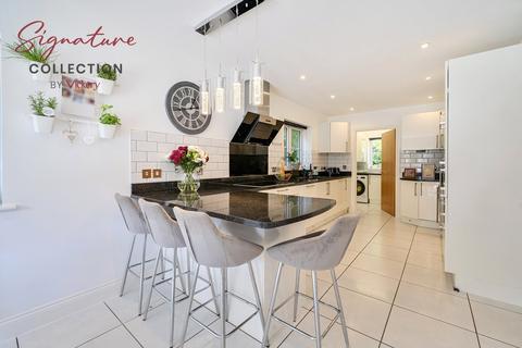 6 bedroom detached house for sale, Fernhill Lane, Blackwater, Camberley, Hampshire, GU17