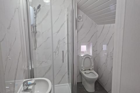 2 bedroom house to rent, Western Road, Southall