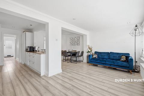 Oxford Avenue, Hornchurch, RM11