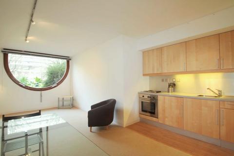 Studio to rent, Barbican, London EC2Y