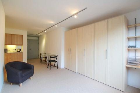 Studio to rent, Barbican, London EC2Y