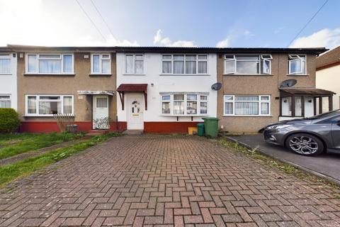 3 bedroom terraced house to rent, Rosebank Avenue, Essex RM12