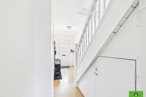 3 bedroom terraced house to rent, Rosebank Avenue, Essex RM12