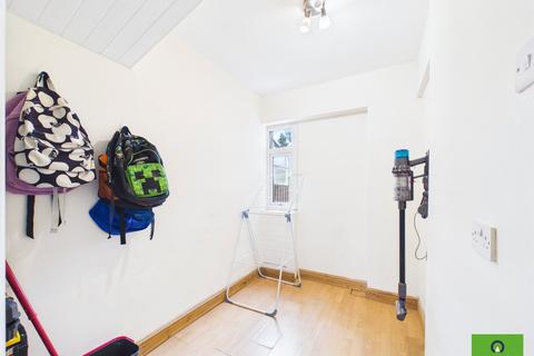 3 bedroom terraced house to rent, Rosebank Avenue, Essex RM12