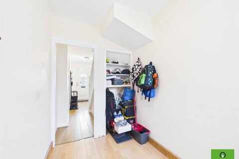 3 bedroom terraced house to rent, Rosebank Avenue, Essex RM12