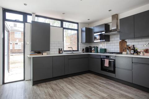 3 bedroom terraced house for sale, Gibbon Road, Nunhead, SE15