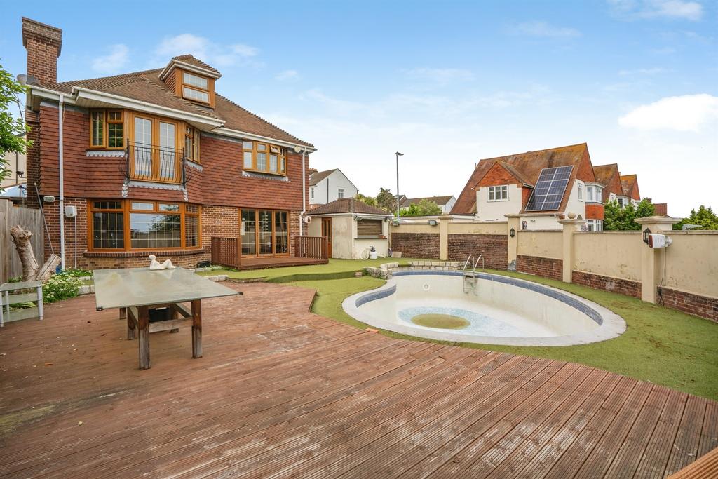 6 bedroom detached house for sale