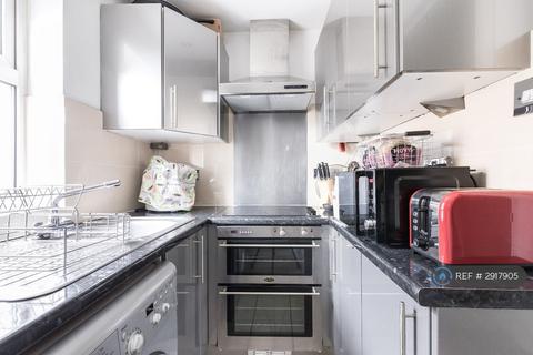 2 bedroom flat to rent, Fulham Palace Road, London, W6
