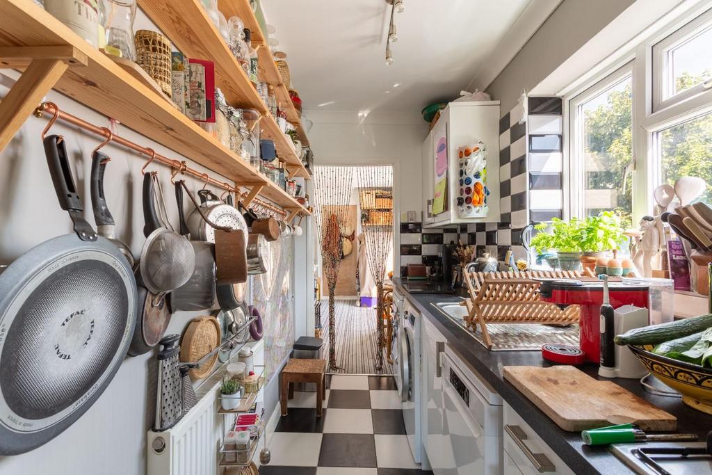 Apartment in Brighton, Round Hill - More