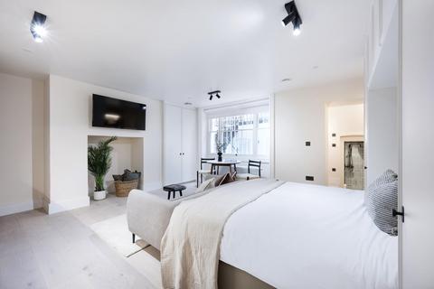 Studio to rent, Kensington Gardens Square, 32-33, London W2
