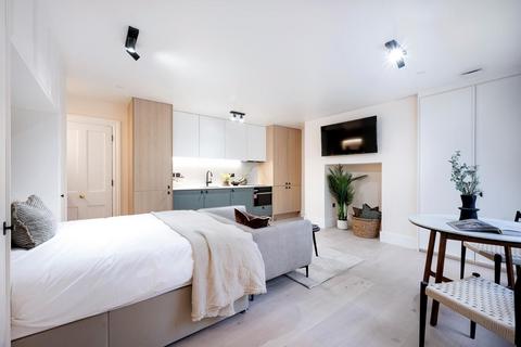 Studio to rent, Kensington Gardens Square, 32-33, London W2