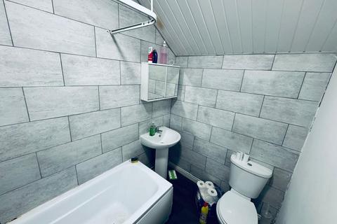 3 bedroom flat to rent, Belle Vue Road, Leeds LS3