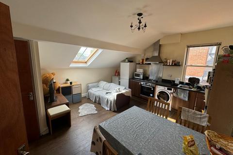 4 bedroom flat to rent, Leeds LS2