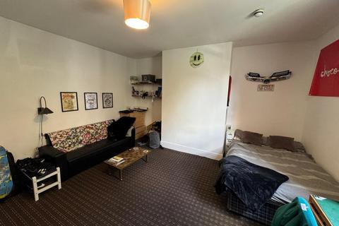 5 bedroom semi-detached house to rent, Leeds LS6