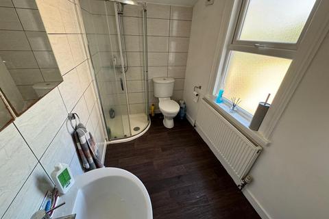 5 bedroom semi-detached house to rent, Leeds LS6