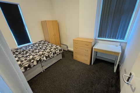 6 bedroom semi-detached house to rent, Leeds LS7