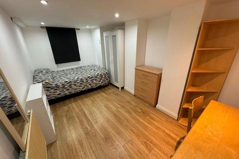 6 bedroom detached house to rent, Leeds LS6